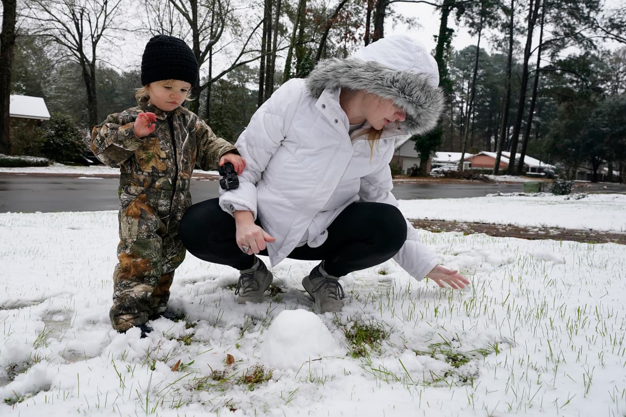 Residentes de Jackson, Mississippi, juegan en la nieve el lunes 11 de enero. Después de cruzar Texas, Luisiana y Mississippi el fin de semana, la tormenta invernal avanza hacia Alabama y Tennessee el lunes.