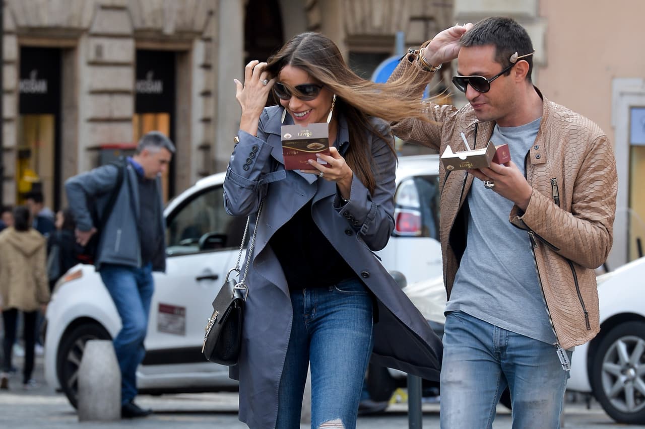 El viento los ataca en las calles de Roma.