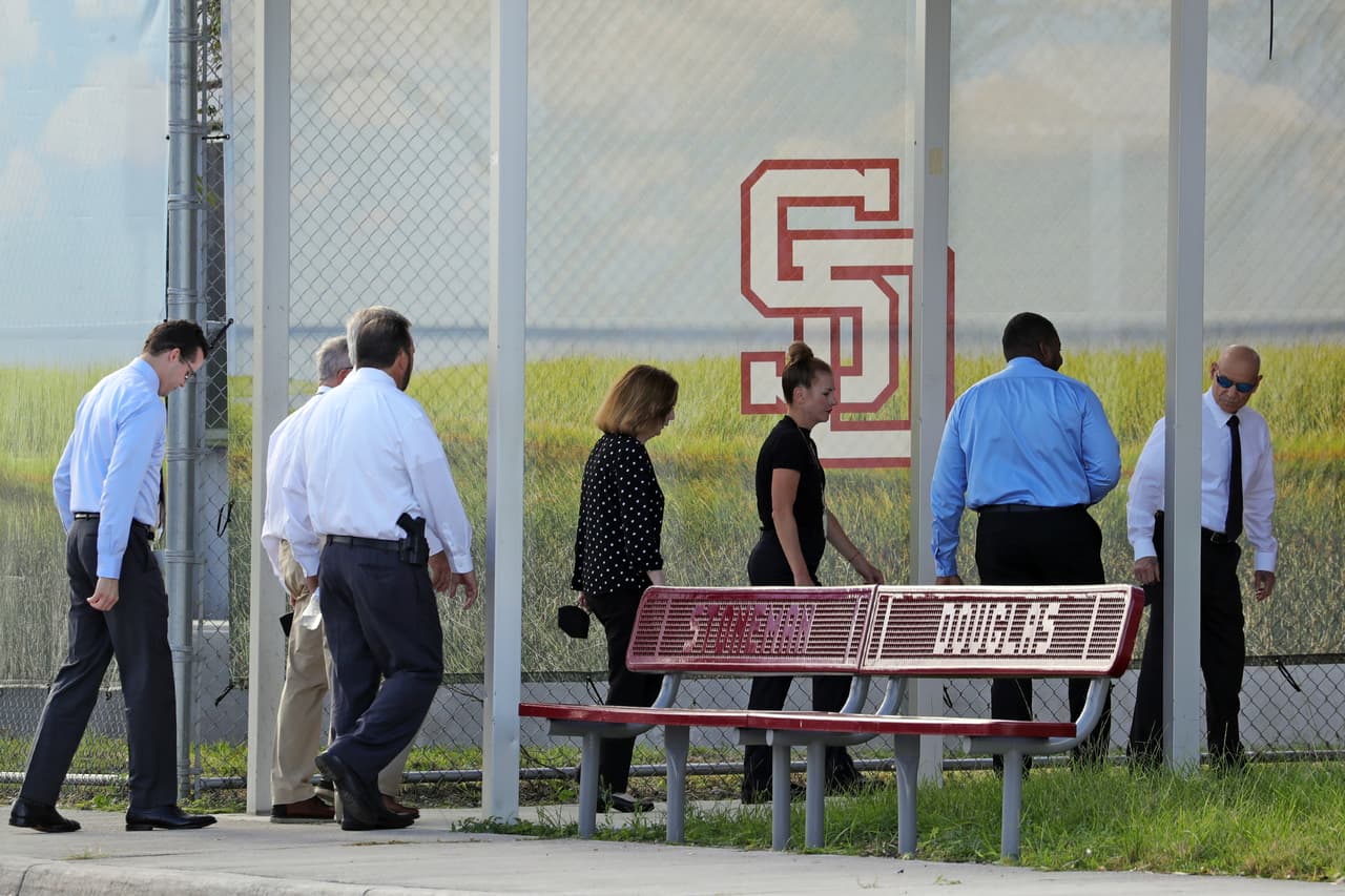 Rosas, regalos y sangre: una escena detenida en el tiempo que vio el jurado en la escuela de Parkland