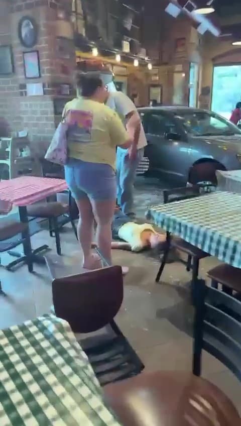 El jefe del Departamento de Policía de Oswego, Jason Bastin, informó que aún es
<b>muy pronto para determinar las causas del accidente o si se presentarán cargos legales.</b> La zona permanece acordonada mientras continúa la investigación.