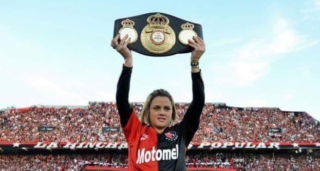 Daniela Bermúdez noqueó a Tomomi Takano y retuvo título supermosca OMB