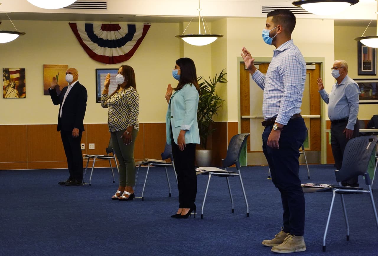 El Servicio de Ciudadanía e Inmigración (USCIS) reanudó el jueves las ceremonias de naturalización después de más de 2 meses suspendidas, por la pandemia del coronavirus.
<br>