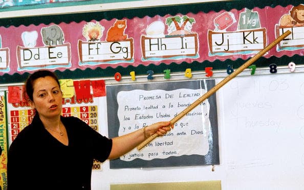 El bilingüismo proporciona múltiples beneficios y mejora la confianza.