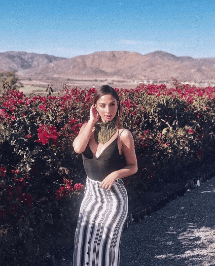 También apuesta por los escotes en V y prendas ajustadas.