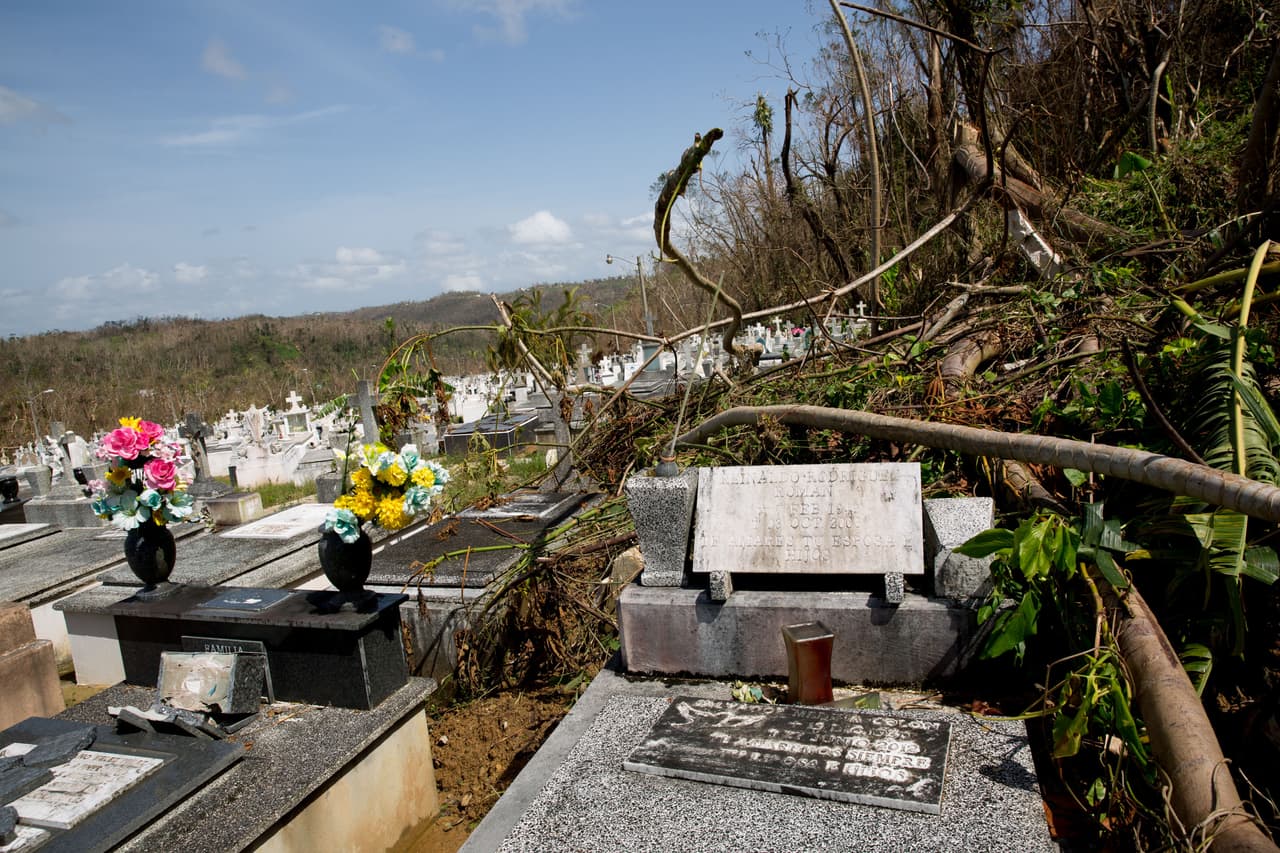 The passage of Hurricane Maria caused earth slides in the mountains of Lares. The municipal cemetery slipped into a ravine breaking the structures of the pantheons and exposing dozens of coffins.