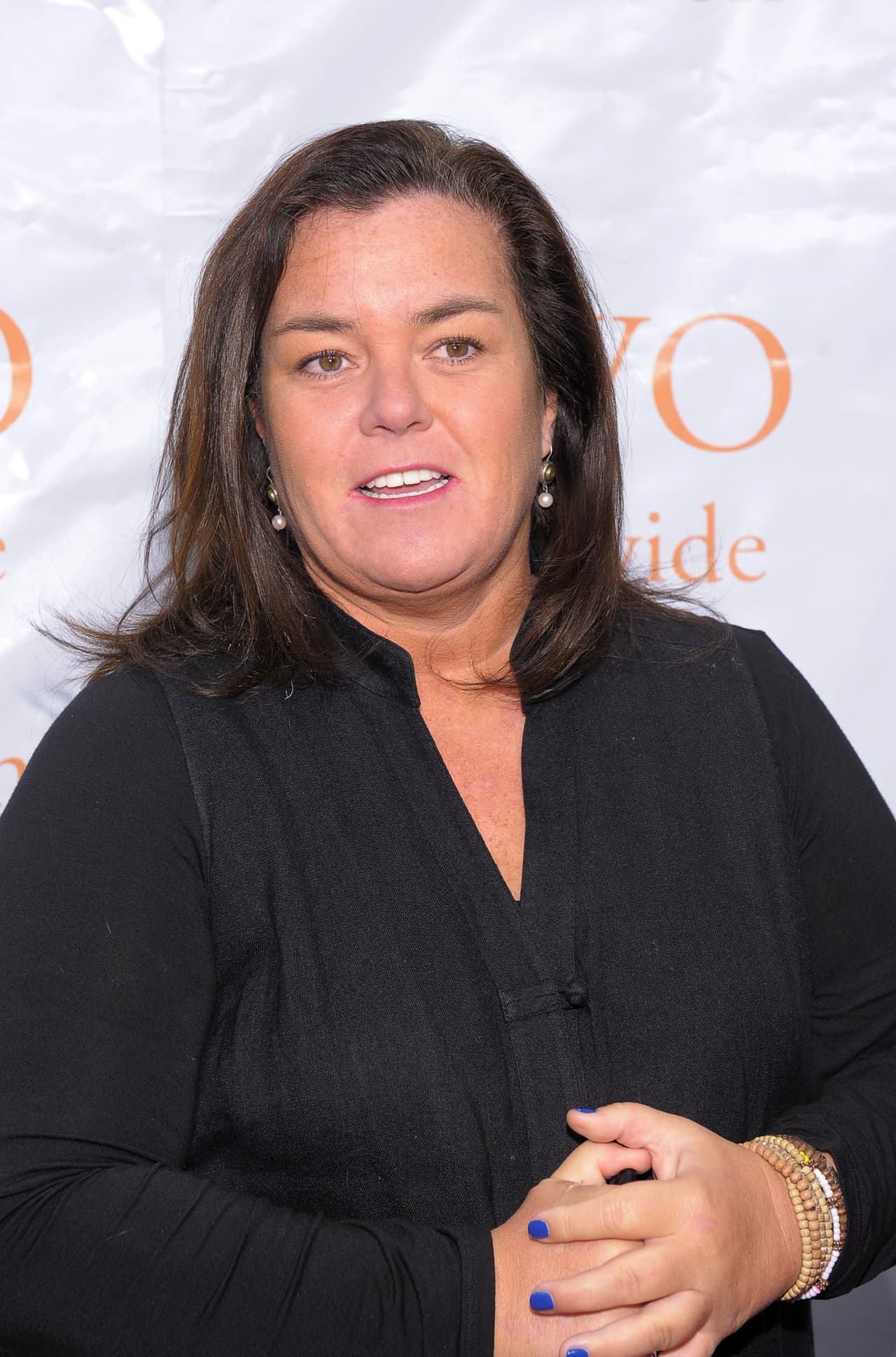 También señala que usaba una sudadera color negro con capucha, pantalones rasgados, zapatillas deportivas y su perro estaba con ella.