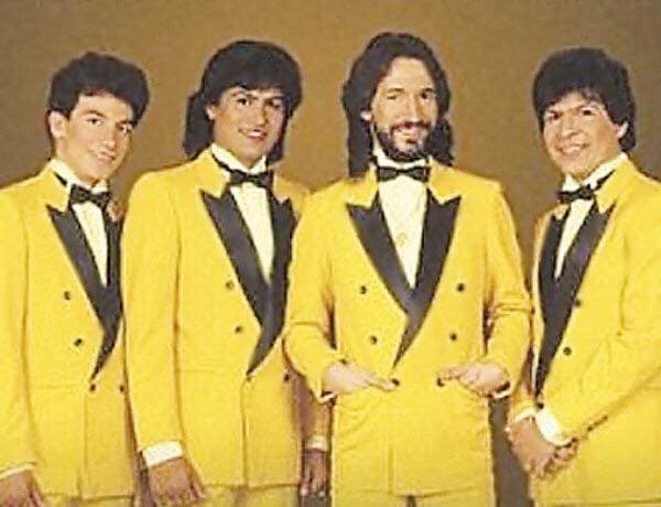 Cuando surgieron Los Bukis, en 1975, el vocalista principal, Marco Antonio Solís, llamó la atención no solo por su voz y talento creativo, sino también por su larga cabellera, su barba y su delgadez.