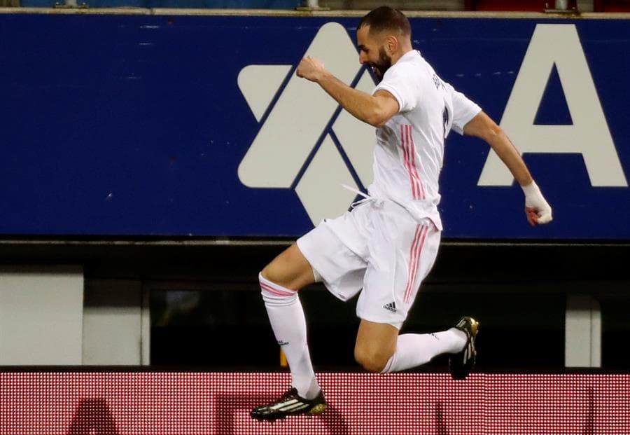 Real Madrid se impone ante el Eibar 3-1 en la Jornada 14 de LaLiga. Karim Benzemá abrió el marcador al minuto 6, cuando seguido cayó el gol de su compañero Luka Modric. Kike García, al minuto 28, anotaba el único tanto para los 'Armeros' y es hasta el minuto 92 cuando Lucas Vázquez pone la cereza en el pastel para el triunfo del equipo merengue.