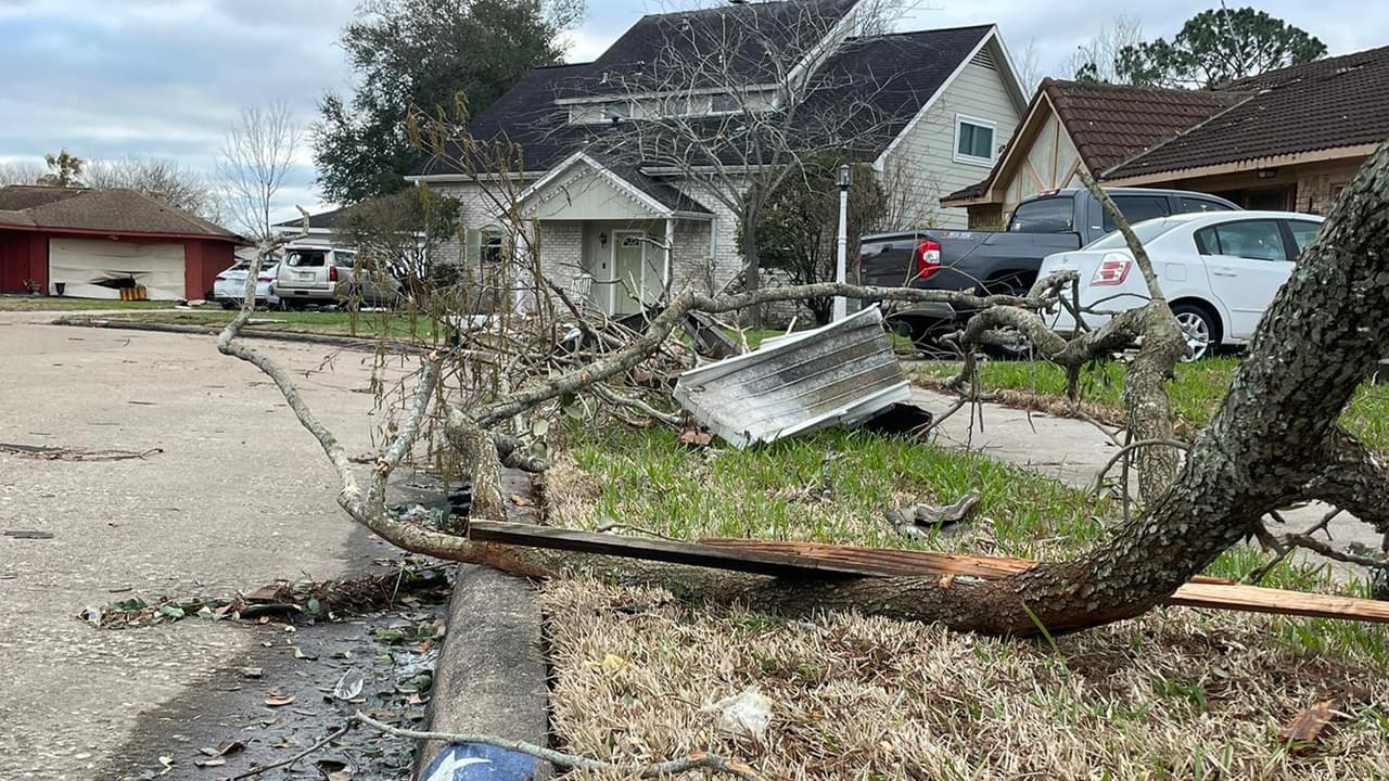 El Servicio Nacional de Meteorología confirmó que un potente tornado había tocado suelo 
<b><a href="https://www.univision.com/local/houston-kxln/tornado-toca-tierra-en-pasadena-texas-casas-y-negocios-destruidos-tras-su-paso-video" target="_blank">dejando a su paso destrozos</a></b> en edificios, viviendas y carreteras.