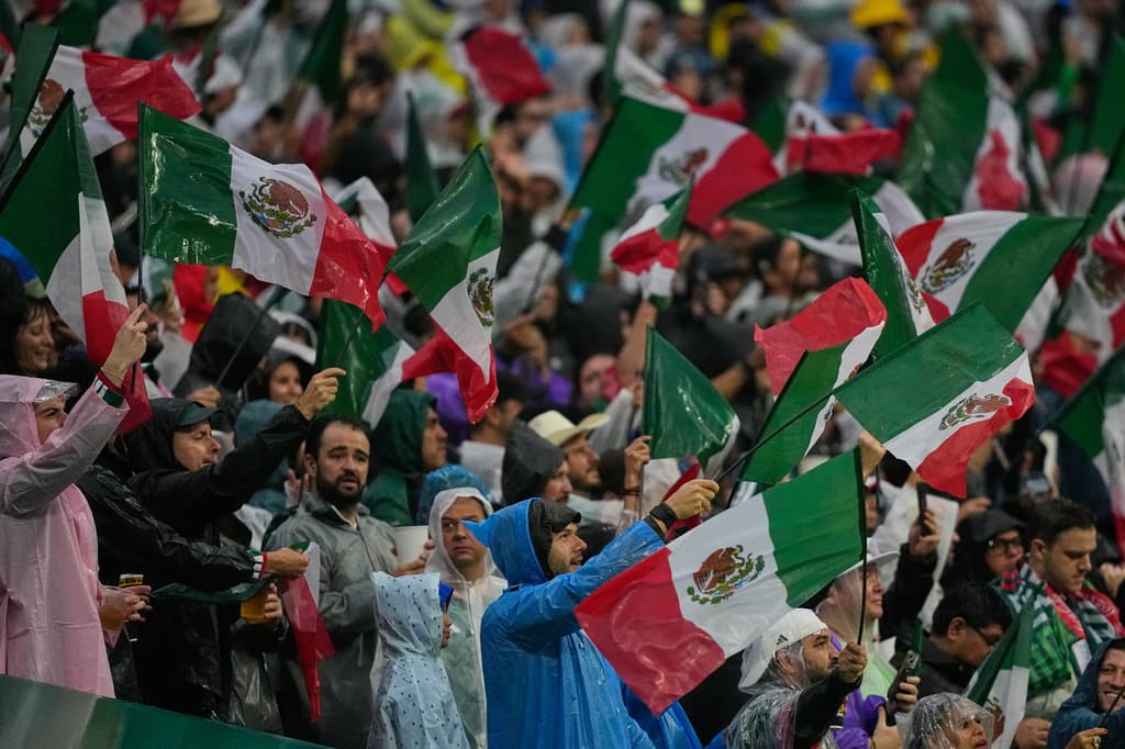 La afición mexicana bajo la inminente lluvia.