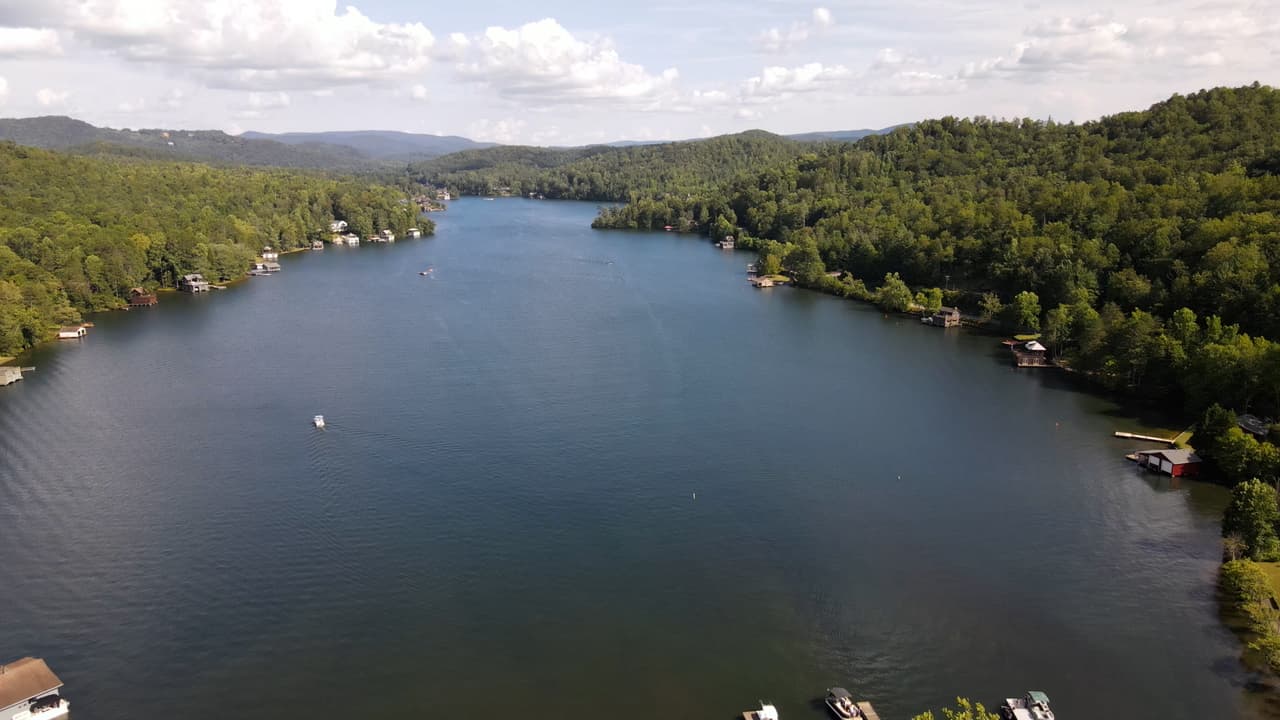 Con 2.800 acres, el lago Burton es un lugar privilegiado para esquiar, pasear en bote y pescar.