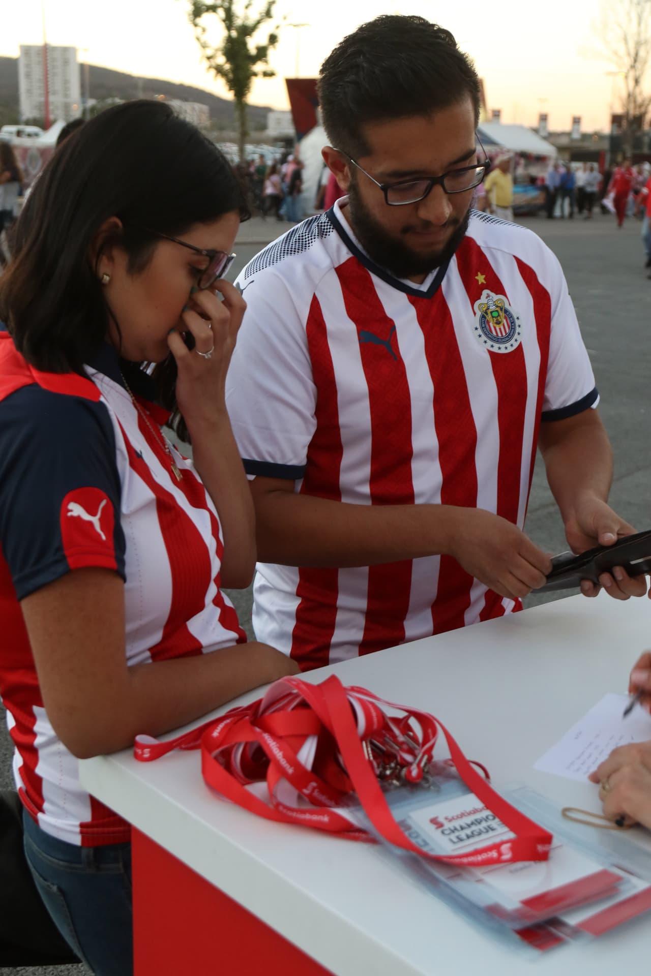 Los pocos aficionados que se acercaron al Estadio Akron llegaron con la ilusión de una remontada de su equipo ante los Seattle Sounders, que en Estados Unidos ganaron por la mínima diferencia.