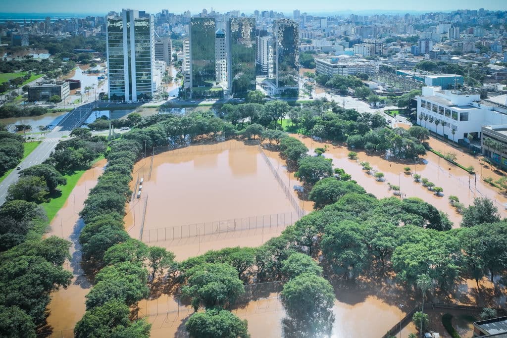 Vista aérea de la inundada plaza Travessia da Orla en el barrio Menino Deus mientras continúan las labores de rescate el 7 de mayo de 2024. Las labores de rescate continúan en Porto Alegre debido a las inundaciones causadas por las fuertes lluvias que han azotado el estado brasileño de Rio Grande Do Sul. El gobierno local ha decretado el estado de calamidad pública mientras 281 municipios se han visto afectados, miles de personas han sido desplazadas y los daños en las infraestructuras causan dificultades para acceder a las zonas afectadas o grandes cortes de electricidad en todo el estado.
