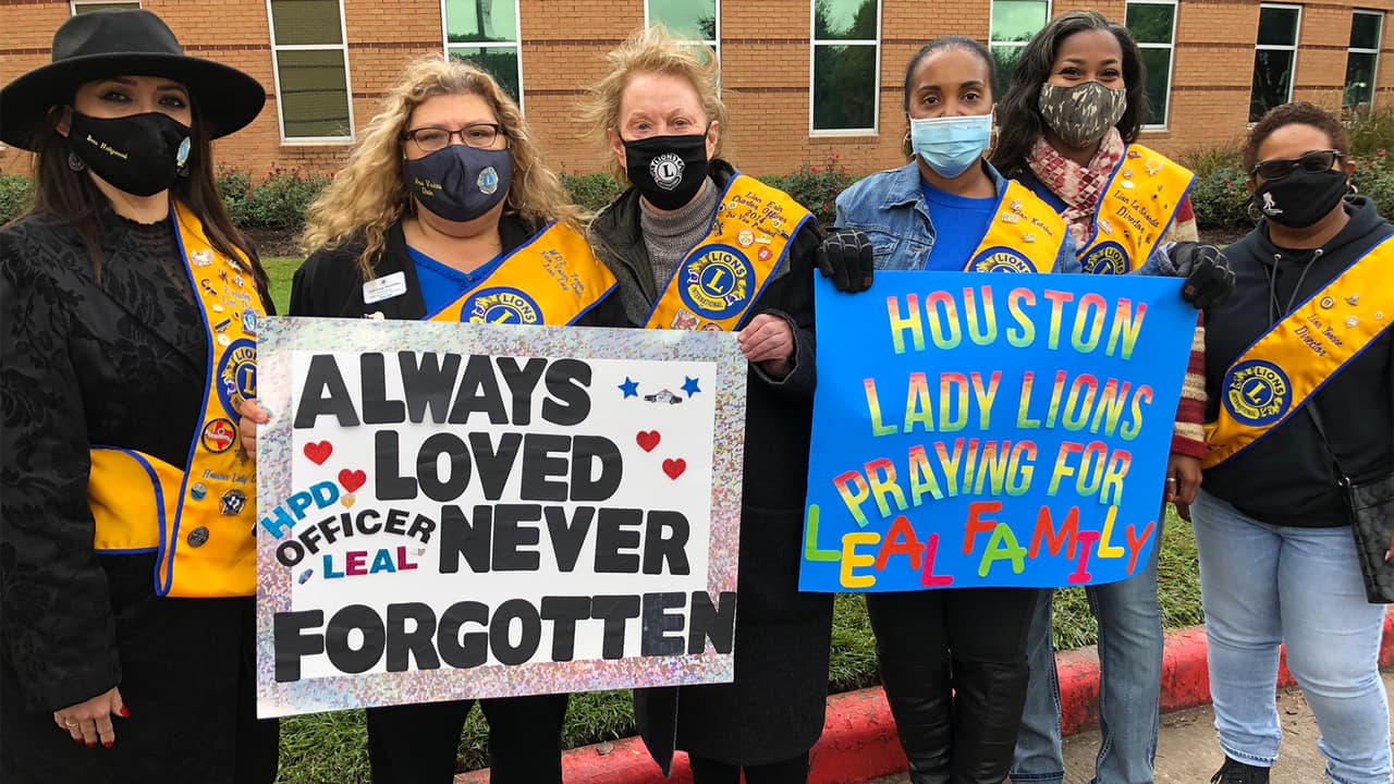 Amistades y familiares estuvieron presentes para despedir al oficial Leal.