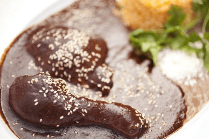 Quizá en tu familia ya acostumbras comer 
<b>pavo</b> por Navidad. Este año prueba a cocinarlo con 
<b>mole</b>, la salsa tradicional a base de chiles y especias.