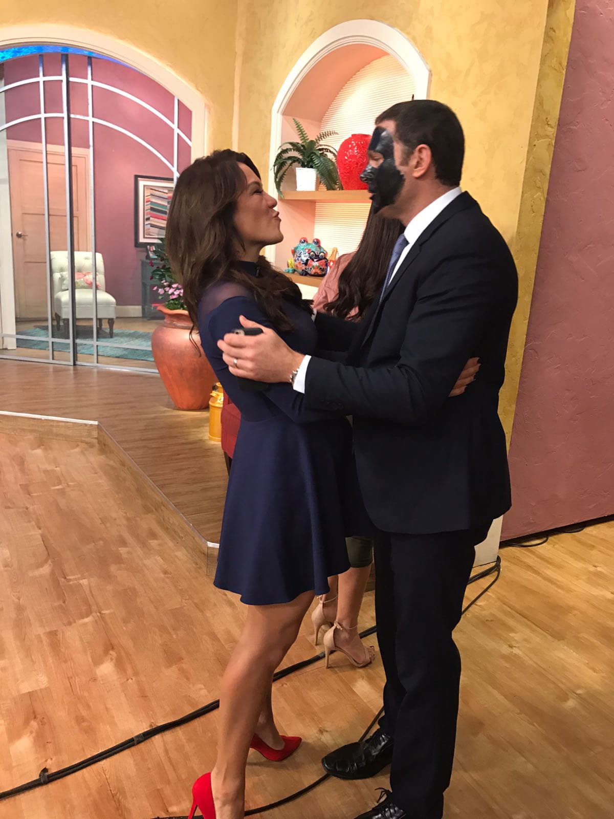 Detrás de cámaras: Así cachamos a Alan y Luz Ramos, la actriz que interpreta a Jenni Riveraen la serie 'Su nombre era Dolores'.