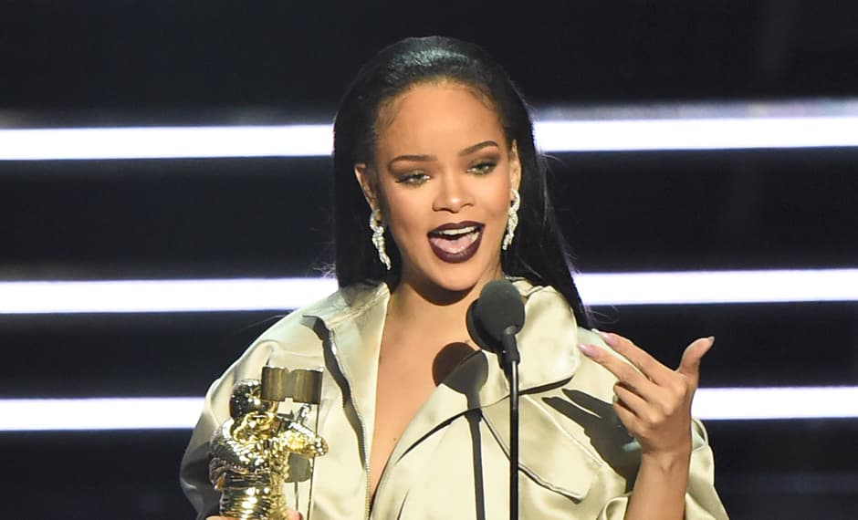 Durante la premiación 
<a href="https://www.instagram.com/badgalriri/?hl=en">Rihanna</a> lució unos labios en acabado mate y tono vino intenso, que nos enloquecieron. Mientras que en sus ojos llevó un maquillaje estilo smokey eyes gris pardo. Y su el pelo suelto, fijo en la parte frontal que lo mantuvo lejos de su rostro. Te recomendamos que busques un lipstick de este color, pues es una de las tendencias de maquillaje clave para la próxima temporada. 
<br>
