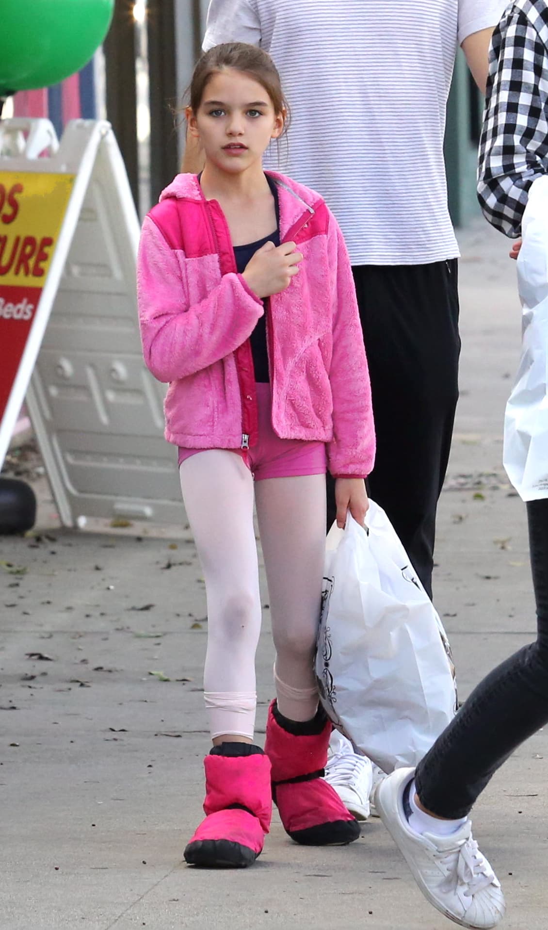 Suri aprende la importancia de la disciplina a través de sus clases de danza y gimnasia.