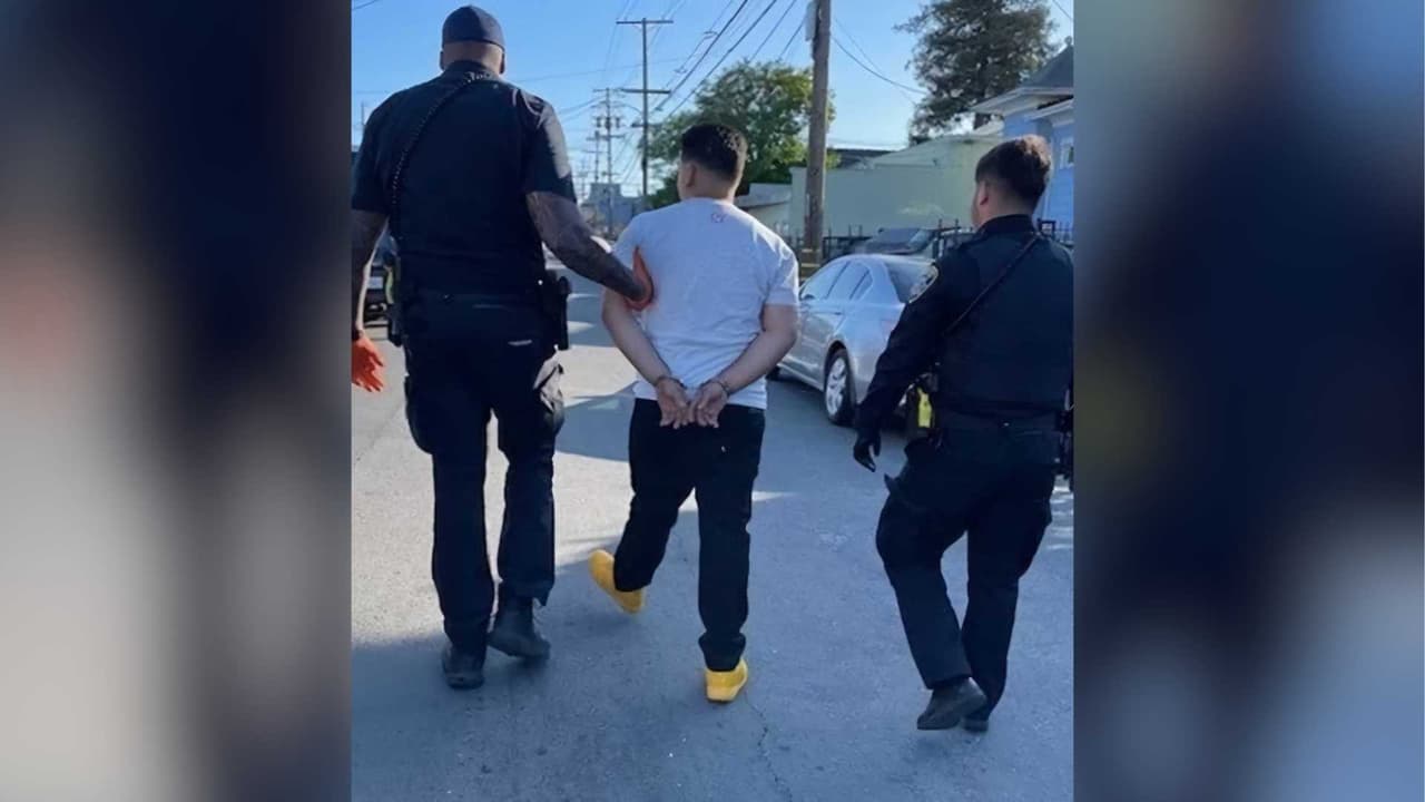 El individuo fue arrestado por cargos de evasión imprudente. OPD ha incrementado la presencia de sus recursos en las calles con el objetivo de hacer cumplir la ley contra estas actividades ilegales. Según las autoridades, aquellos que participen en "sideshows" en Oakland podrían enfrentar la confiscación y remolque de su vehículo por un período de 30 días.