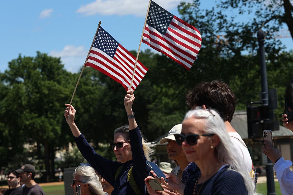 Para este domingo, la cita era al mediodía, antes de partir hubo oradores, actuaciones de equipos de motociclistas y, por supuesto, un silencio solemne durante la interpretación del himno nacional.