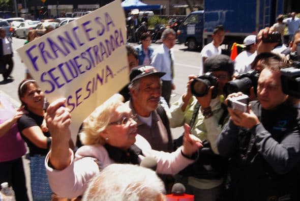 México exigió que Cassez no saliera por extradición.