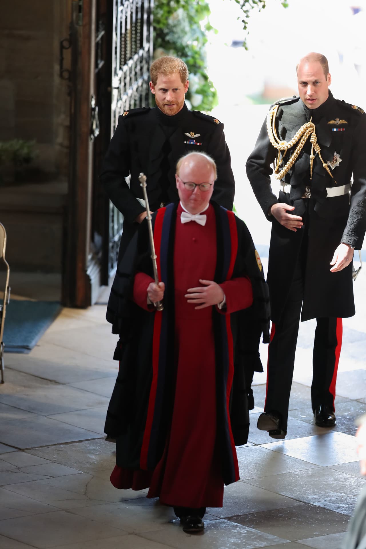 Aquí vemos al príncipe Harry en el preciso instante en el que entraba a la Capilla de San Jorge con su hermano y padrino de bodas.