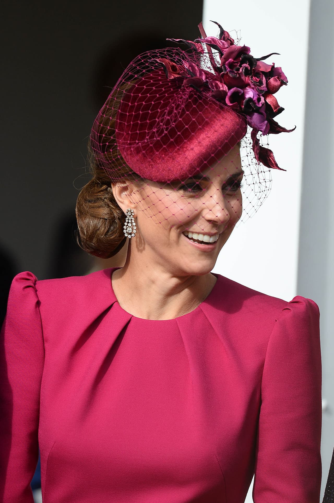 La duquesa de Cambridge, de 36 años, lució un fascinator con pequeñas flores y velo de red de Phillip Treacy.