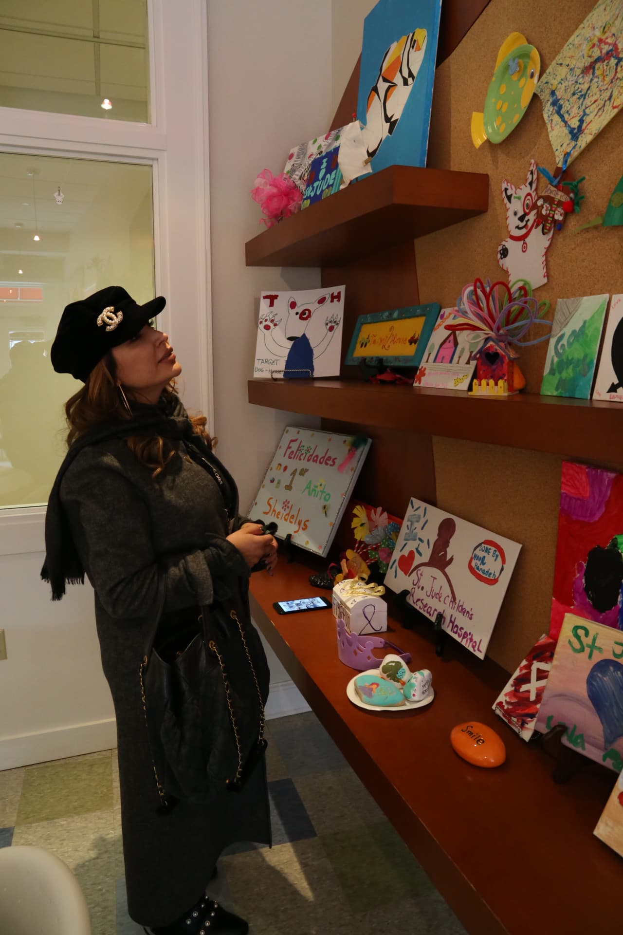 En este cuarto de actividades, 
<b>La Bronca</b> admiró las diferentes piezas de arte creadas por los pacientes.
<br>
<br>
<b>DONA AQUÍ: <a href="http://bit.ly/UnidosConStJude" target="_blank">bit.ly/UnidosConStJude</a></b>