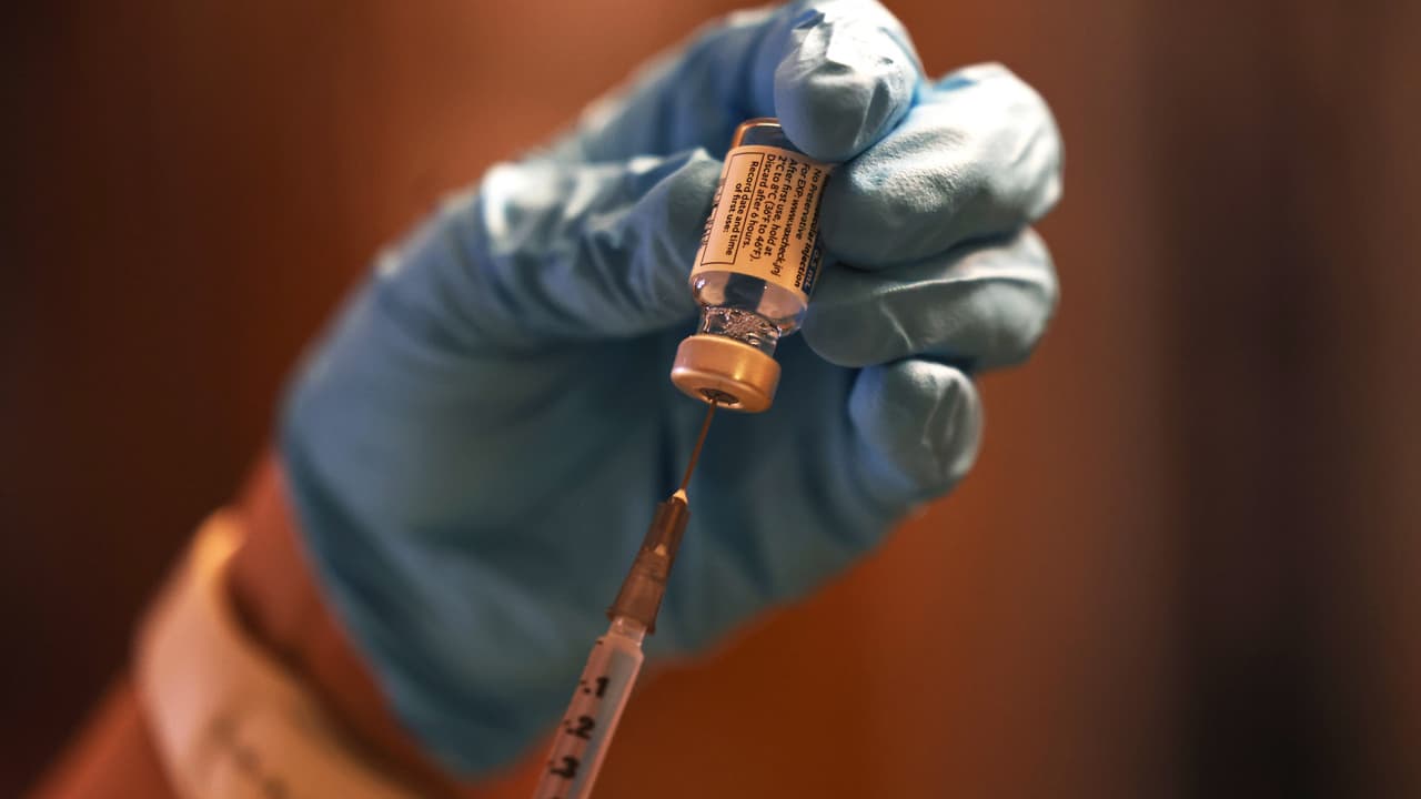 ¿Qué debo hacer si me apliqué la vacuna contra el coronavirus de Johnson & Johnson? Expertos responden