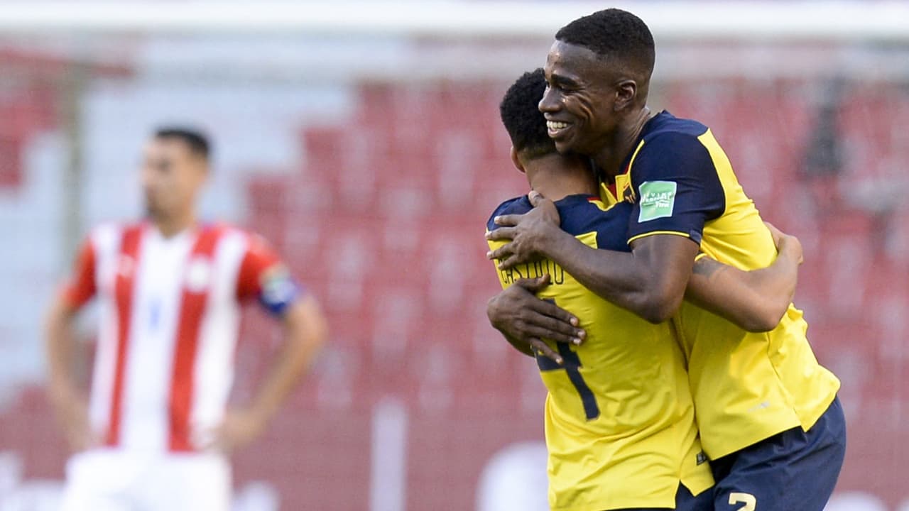 Fíex Torre sy Byron Castillo fundidos en un abrazo tras clasificar al Mundial Qatar 2022 con Ecuador.