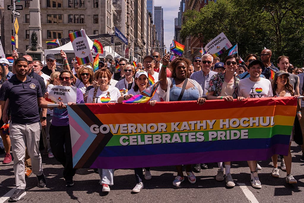 Mamdani y Adams no estuvieron solos.
<b><a href="https://www.univision.com/local/nueva-york-wxtv/politica-new-york/hochul-opone-medidas-migratorias-advierte-impacto-aranceles-ny" target="_blank"> La gobernadora de Nueva York, Kathy Hochul</a></b>, también se sumó a la fiesta este domingo, junto a un grupo enorme de funcionarios que celebran a la comunidad LGBTQ+ y su aporte al estado.
