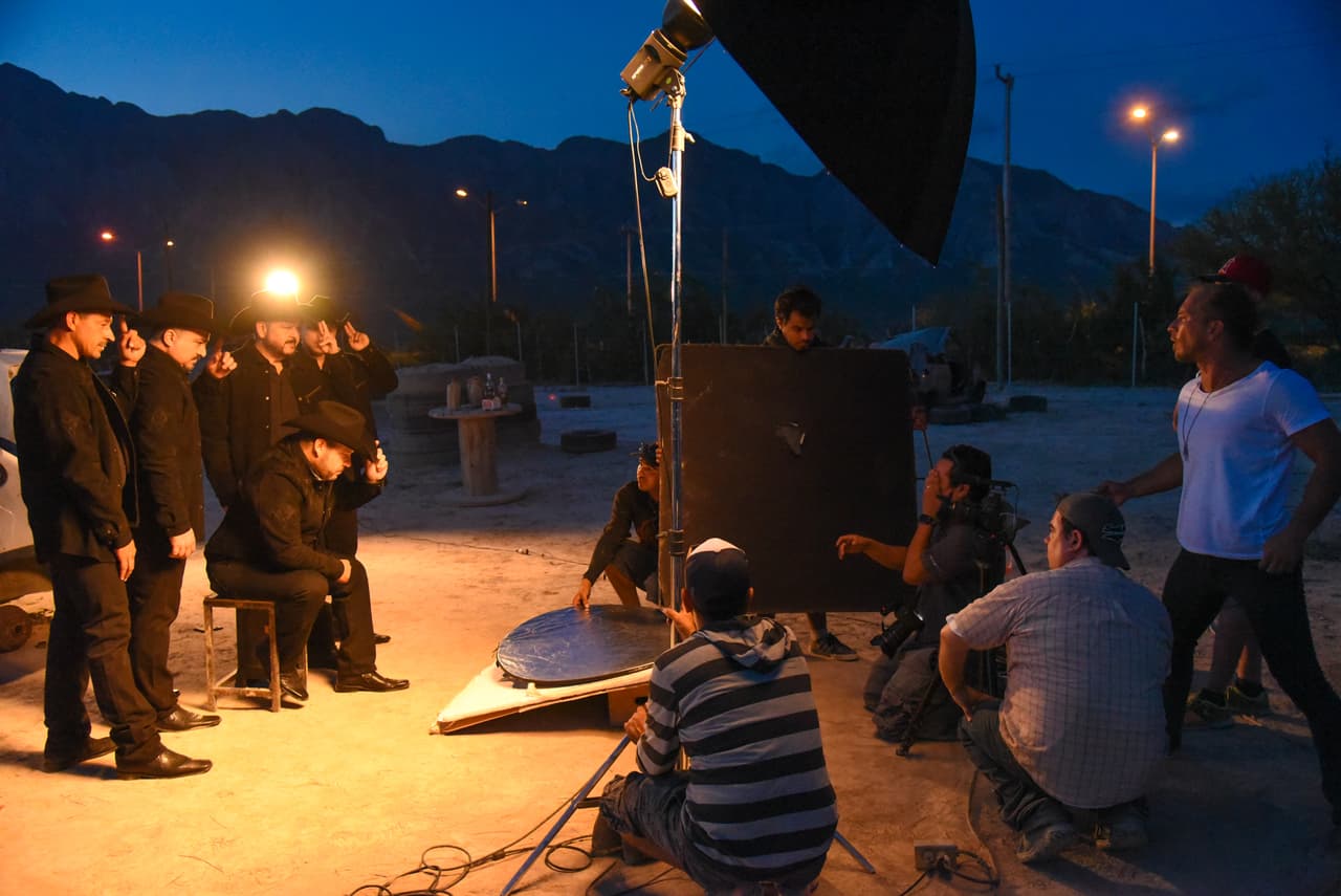 Marlene Favela y Salvador Zerboni son los protagonistas de esta historia de desamor y en las fotos, se puede apreciar la buena convivencia entre ellos y la agrupación norteña.