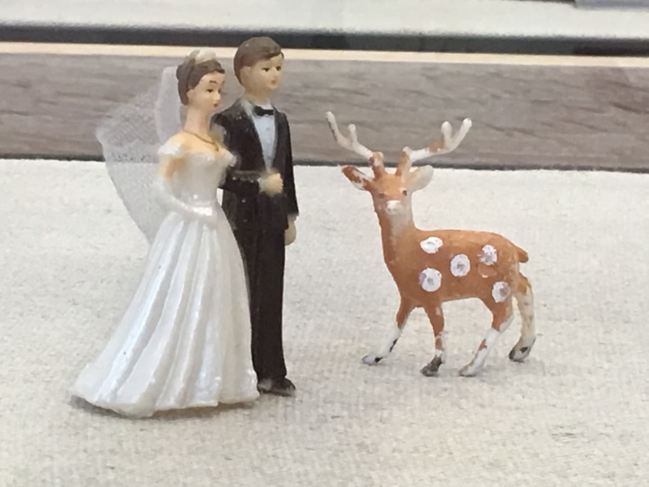 Adornos del día de su boda. Él la terminó por teléfono seis años después.