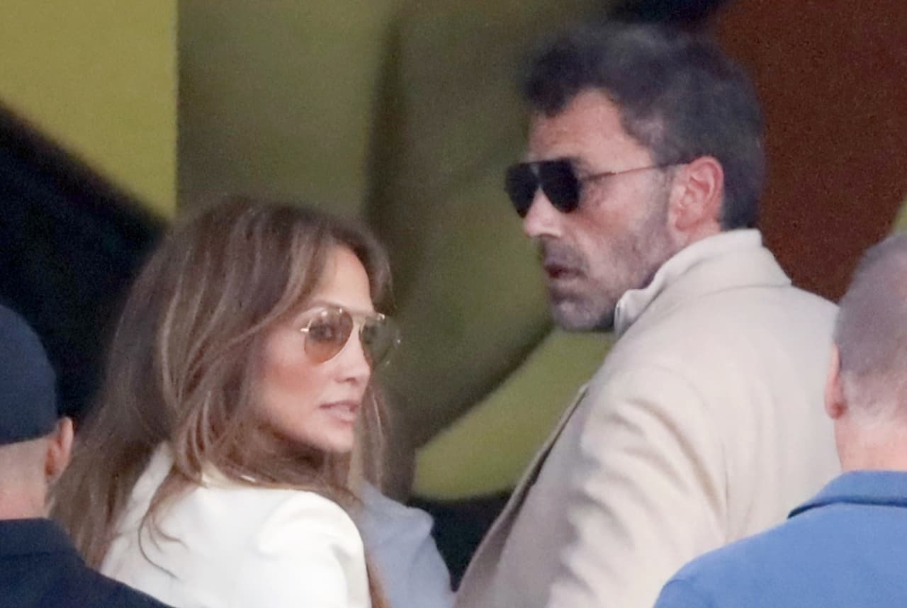El arribo a casa de la pareja se suscita en medio del reclamo público que habría hecho Jennifer López tras la 
<b><a href="https://www.univision.com/famosos/jennifer-lopez-ben-affleck-furiosa-video-boda" target="_blank">supuesta filtración de un video de su boda en Georgia. </a></b>
<br>
