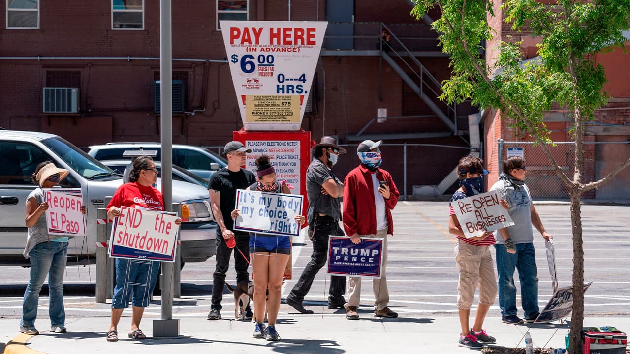 En las protestas, también se pudo observar que algunos llevaban mensajes de apoyo al presidente Donald Trump.