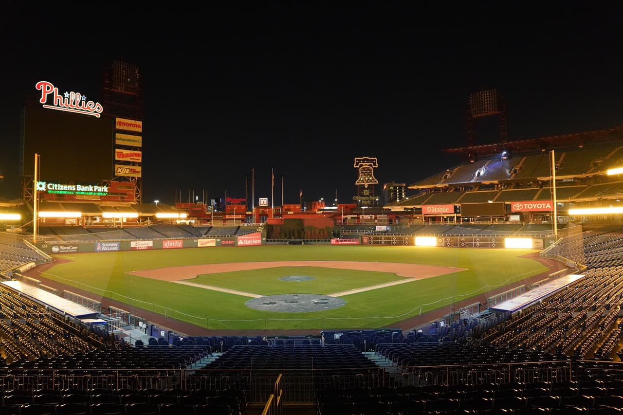 El Sports Complex también se unió al homenaje iluminando el gran estadio de los Phillies.