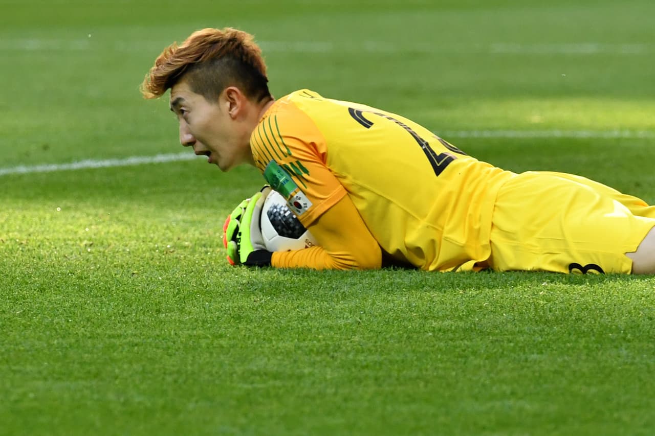 Gracias a la ubicuidad de un juego como el fútbol, los jugadores retan incluso a las características étnicas, como Cho Hyun-woo de Corea del Sur con su mohawk decolorado.