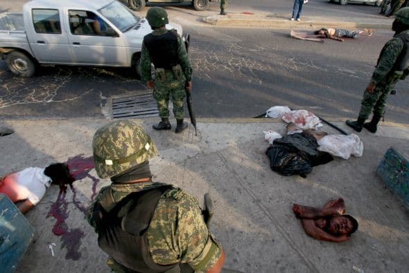 Otra de las noticias que estremecieron durante la semana fue el recrudecimiento de la violencia en Acapulco, México. El otrora paraíso del pacífico mexicano se convirtió el fin de semana en territorio de muerte al aparecer los cuerpos decapitados de 15 hombres frente a un centro comercial. Otras 12 personas sin vida fueron encontradas a lo largo del territorio. Los crímenes se atribuyen al narcotraficante Joaquín “El Chapo” Guzmán.