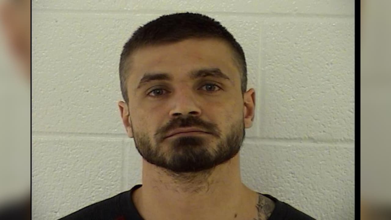 "Le corté la cabeza y le prendí fuego": un hombre es acusado de degollar a su madre adoptiva porque el Espíritu Santo le dijo que era 'el diablo'