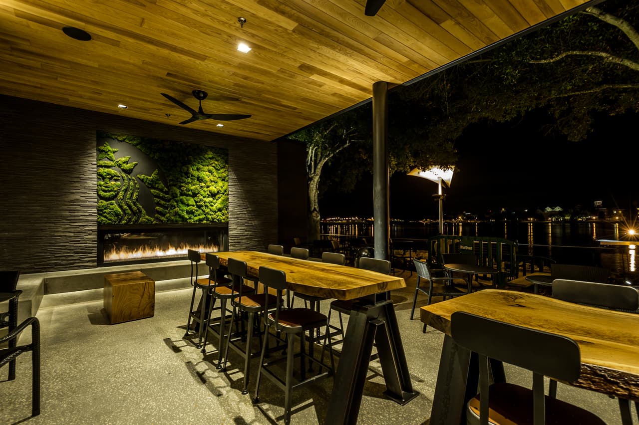 Este es un Starbucks en Disney diseñado como un espacio de calma y descanso.