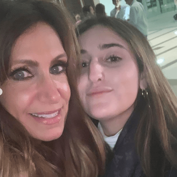 Como era de esperarse, las felicitaciones para Mía vinieron por parte de sus padres, pero también de la 'tía Lili' Estefan.