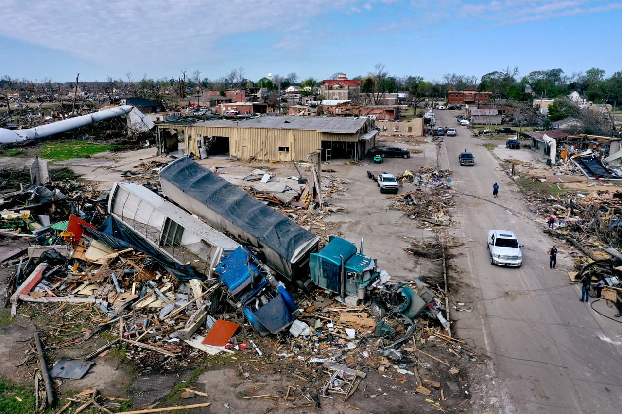 El Servicio Meteorológico de Mississippi alertó que, entre el domingo y lunes, podrían producirse 
<a href="https://www.univision.com/noticias/estados-unidos/tornado-muertos-heridos-desastre-mississippi-alabama" target="_blank">nuevos tornados</a> aunque en la parte sur del estado, aunque no en los condados más afectados por los sucesos que se produjeron la noche del viernes, Carroll, Humphreys, Monroe y Sharkey. En la imagen, Rolling Fork, en el condado de Sharkey.