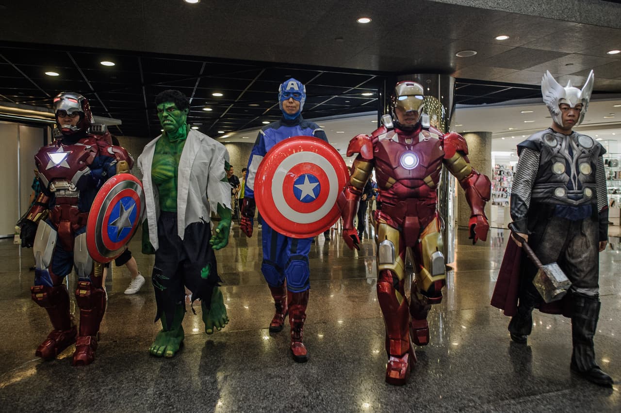 <b>Súper héroes:</b>
<br>De acuerdo a la herramienta de Google, 16% de las búsquedas sobre disfraces están relacionadas 
<b><a href="http://www.univision.com/eventos-comic-con">al amplio mundo de los cómics </a></b>y otro 22% a personajes que han salido en películas. Este año, una de las más taquilleras, con varios personajes para inspirar los disfraces, son 'The Avengers Civil War' (con el Capitán América y Iron Man), 'X Men Apocalipsis' o 'Batman contra Superman'. 
<br>
<br>
<b>Algunos básicos del disfraz: </b>el grado de dificultad varía de acuerdo al súper héroe que de tu elección: tan fácil como pintarse de verde el torzo y la cara, ponerse una camisa rota y gruñir como Hulk o tan elaborado como la armadura de Iroman. 
<br>
<br>
<b>De venta en:</b>
<br>
<b><a href="http://www.halloweenexpress.com/">Halloweenexpress</a></b>