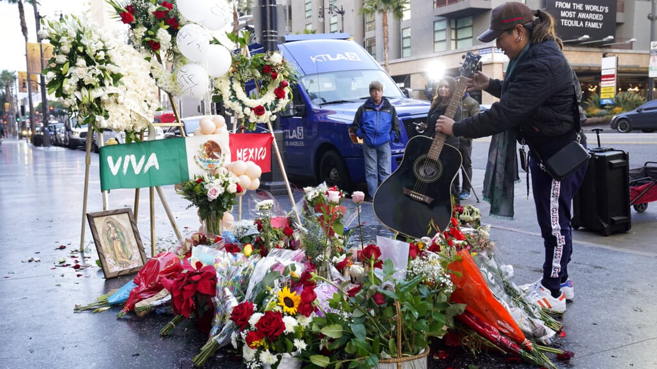 Para honrar su memoria, cientos de personas adornan la estrella de Vicente Fernández en El Paseo de la Fama