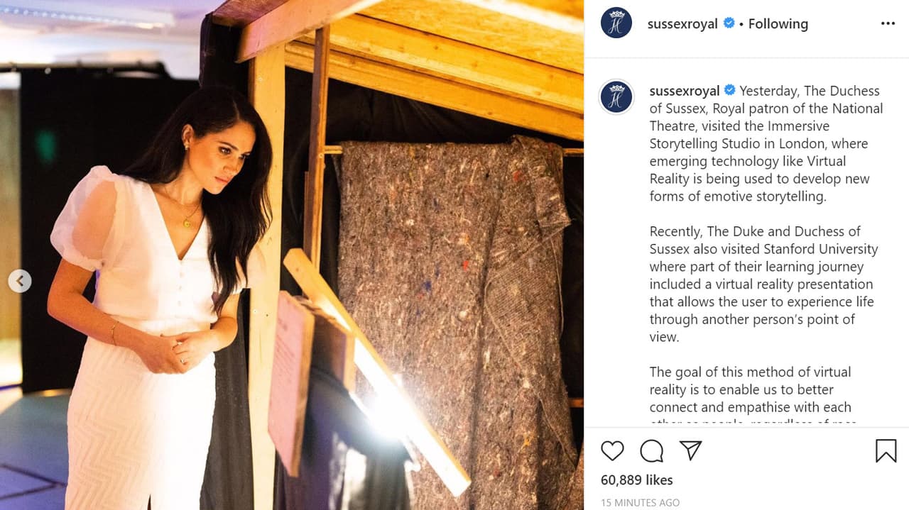 <b><a href="https://www.univision.com/famosos/desvistiendo-a-meghan-markle-lo-que-revela-un-ano-de-ropa-de-la-duquesa-de-sussex" target="_blank">La duquesa vistió </a></b>una blusa de manga larga de organza de Topshop con valor de 37 dólares (29 libras esterlinas), de acuerdo con el 
<b><a href="https://www.dailymail.co.uk/news/article-8082933/Meghan-Markle-secret-solo-trip-Londons-National-Theatre.html" target="_blank">Daily Mail</a></b>. 
<br>