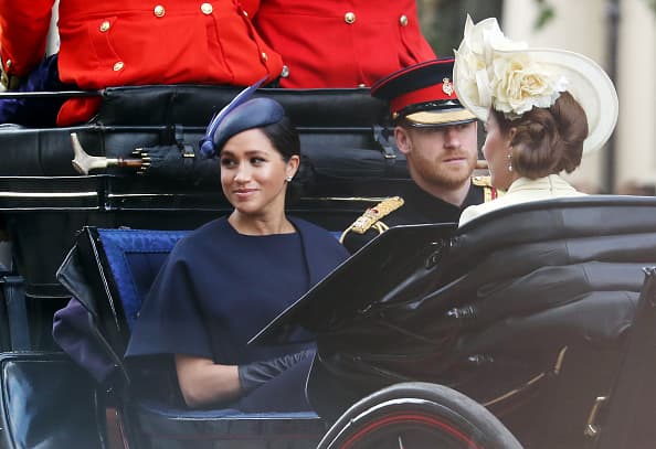 Markle ha seguido al pie de la letra el reposo debido tras el parto, incluso, ausentándose de eventos importantes para la familia real, como la reciente boda de 
<a href="https://www.univision.com/famosos/lady-gabriella-se-caso-con-thomas-kingston-y-el-principe-harry-si-llego-a-la-boda-pero-sin-meghan-ni-archie-fotos">Lady Gabriella</a>.