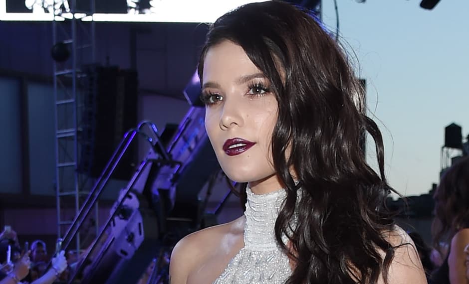 Halsey cambia el look de su pelo constantemente. La hemos visto el pelo de muchos colores, largo, a una altura media y recientemente en rubio platinado con corte pixie. Ella misma acepta que en cuanto a belleza le gusta tomar 
<a href="http://wwd.com/eye/people/singer-halsey-mac-lipstick-hair-coachella-10400720/">riesgos</a>. Para esta ocasión llevó el pelo largo en tono marrón rojizo. Color que contrastó a la perfección con su piel. Mientras los labios en tono vino con acabado glossy nos encantaron.
<br>