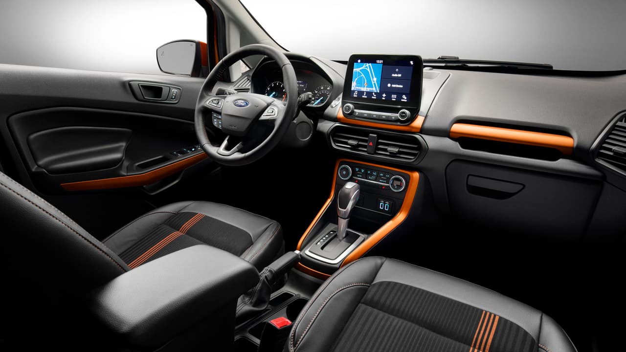 La nueva Ford EcoSport cuenta con una pantalla de 8 pulgadas tipo tableta como punto de interacción con el sistema de información y entretenimiento SYNC3. Ford sigue así una moda que hemos venido observando en las grandes marcas europeas de lujo como Mercedes-Benz y BMW, e irónicamente lo hace desde uno de sus modelos de entrada. Esperamos ver está clave de diseño extenderse a través de toda su línea.