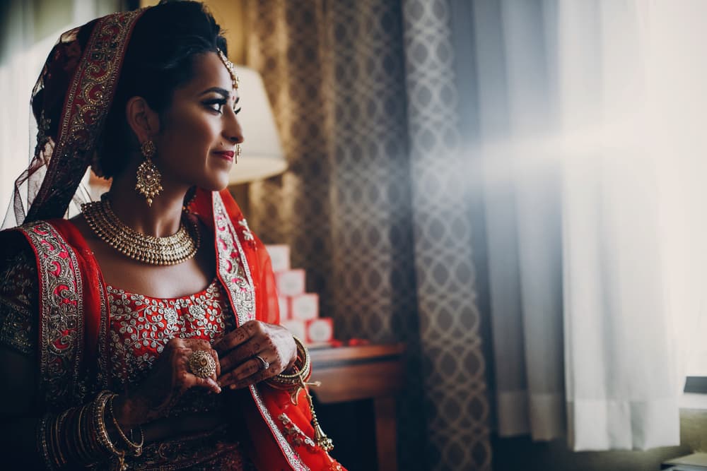 <b>Dhanus-Brishaspati (23 de noviembre – 22 de diciembre)</b>
<br>Se dice que poseen "buena estrella", porque suelen ser muy afortunados. Saben aprovechar las oportunidades que la vida les lanza, con mucho ingenio, creatividad y consiguen el éxito en todo lo que emprenden. Son demasiado ingeniosos, positivos y se ganan a todo mundo con su contagioso sentido del humor y gran carisma.