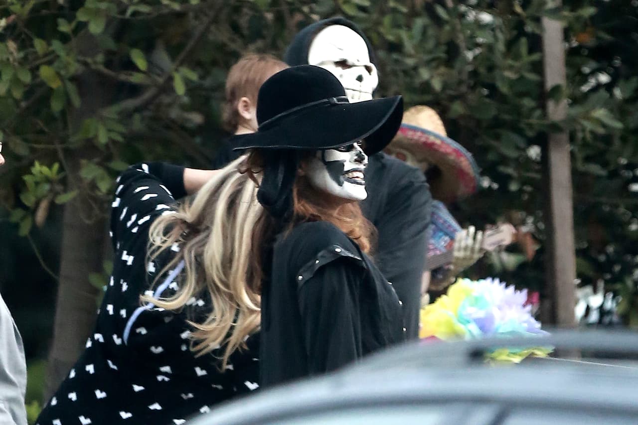 La familia "esqueleto" recorrió su barrio en Los Angeles.